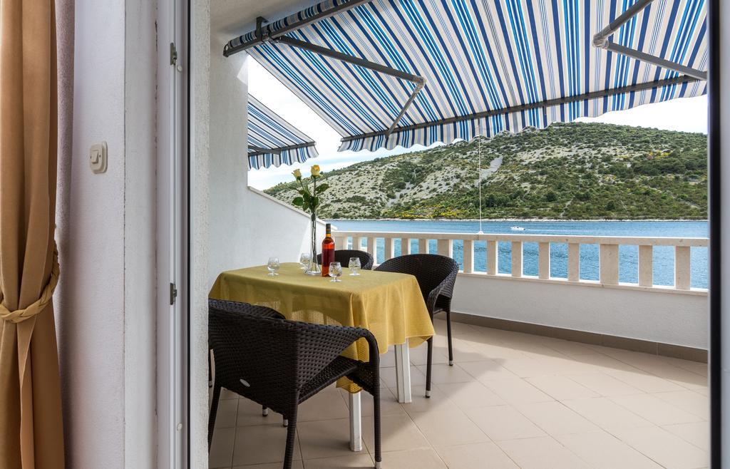 Apartments Mirko Vinišće Kamer foto