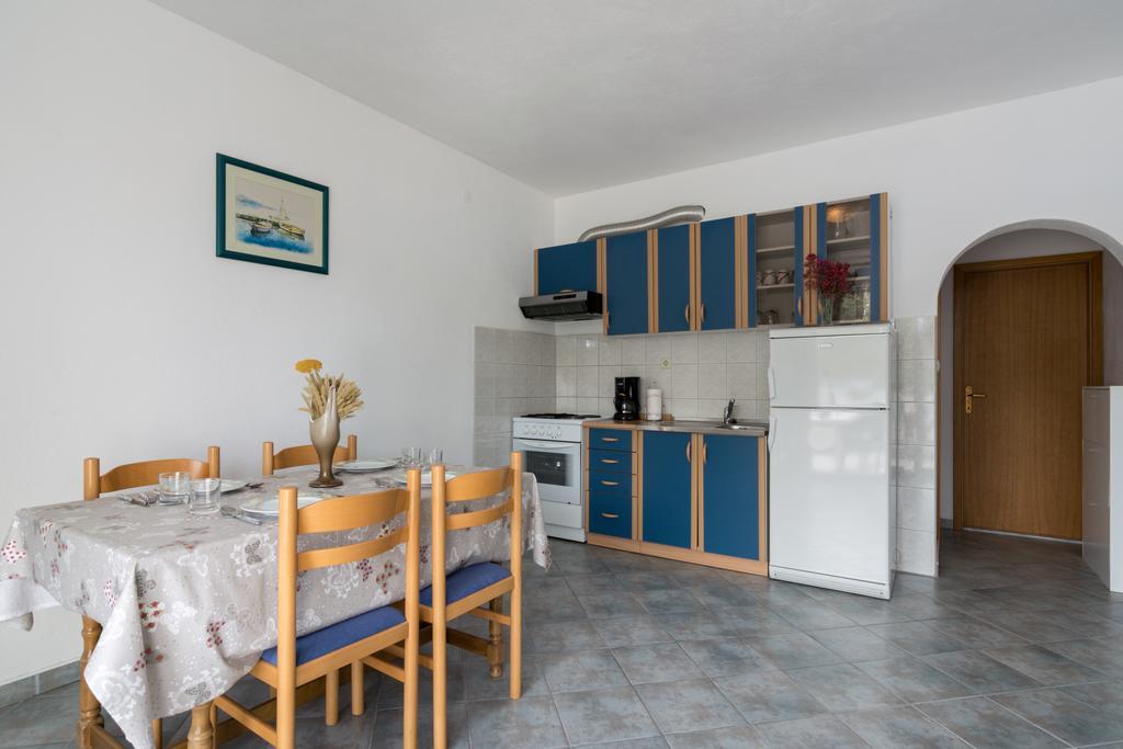Apartments Mirko Vinišće Kamer foto